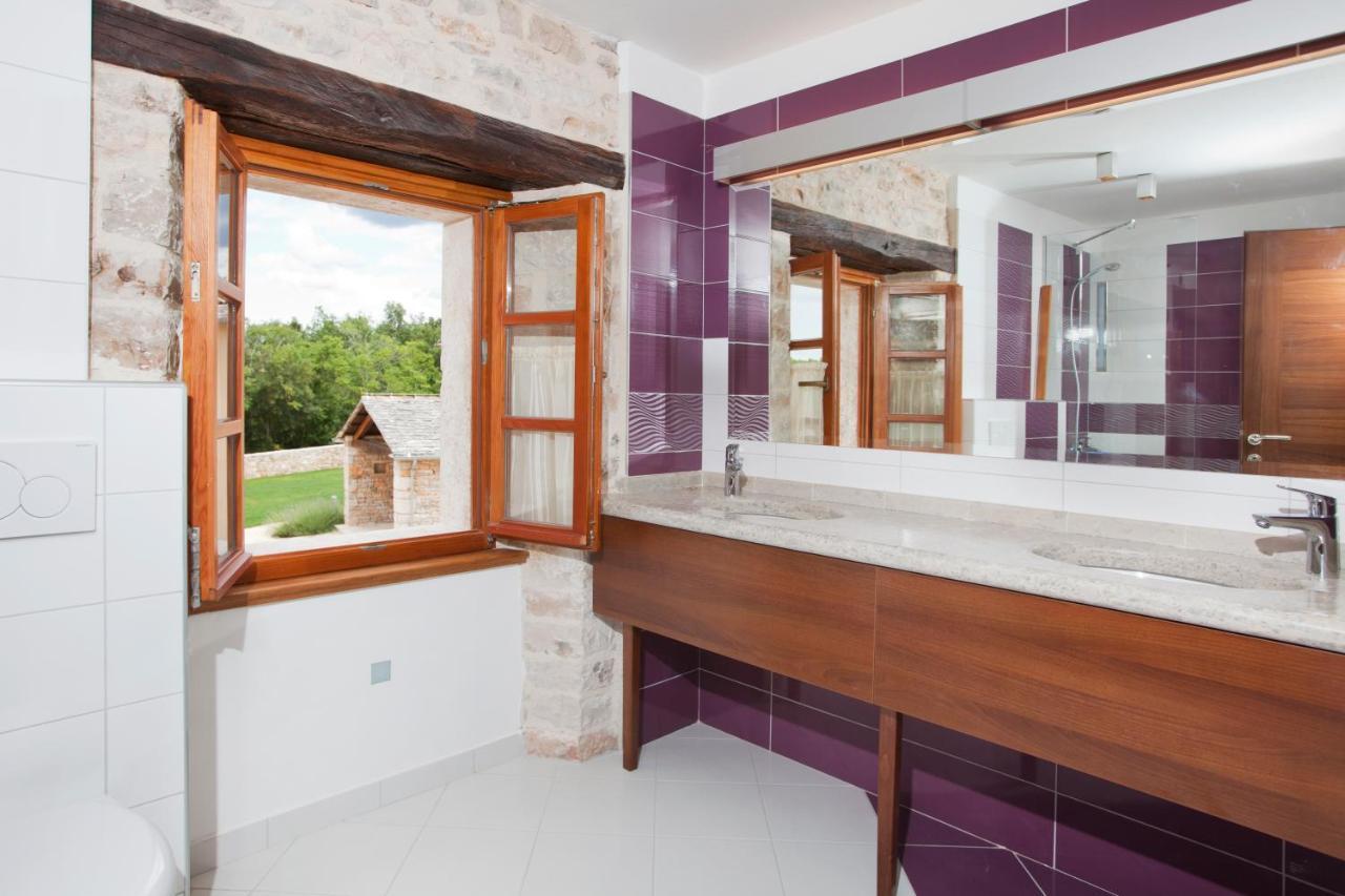 Villa Poropati, Groznjan, Istria - Luxury Countryside Estate For Up To 19 Persons - Large Pool Of 80M2 With Kids Section Zewnętrze zdjęcie